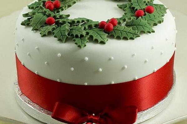 image of Icing Christmas Cake (Courtesy of Anne Wryill) 